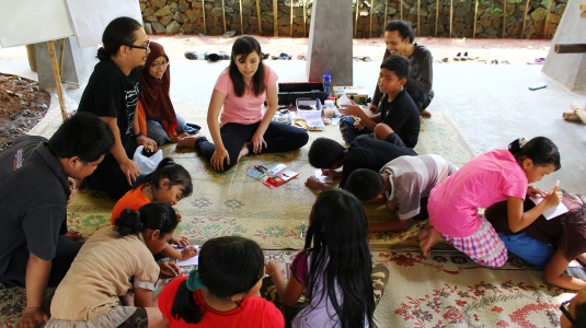 Helmi dan Debrina dalam workshopnya bersama anak-anak di sekitar Bumi Pemuda Rahayu.jpg